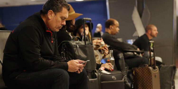 Alerta invernal amenaza con interrumpir el inicio de los viajes de fin de año en EEUU | Noticias Univision