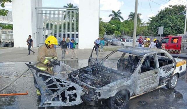 Arde taxi en el crucero de la Torre Chiapas