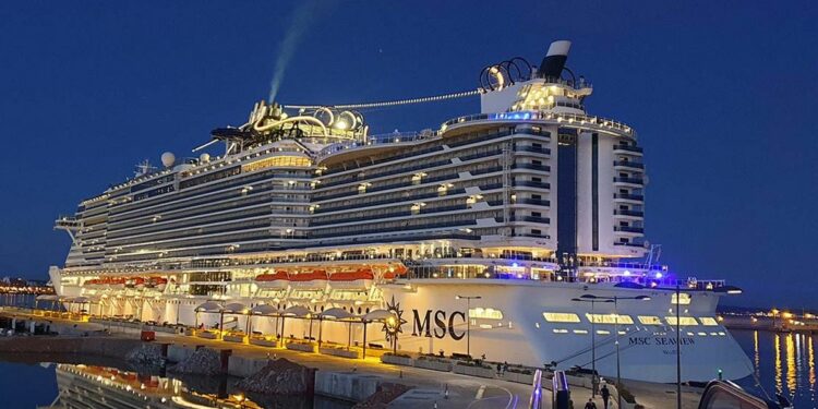 Arribó a Montevideo el crucero más grande en la historia de Uruguay