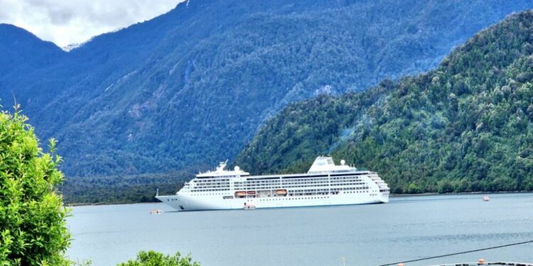 Arribo del “Seven Seas Mariner” marca el inicio de la Temporada de Cruceros 2022-2023 en Pto. Chacabuco