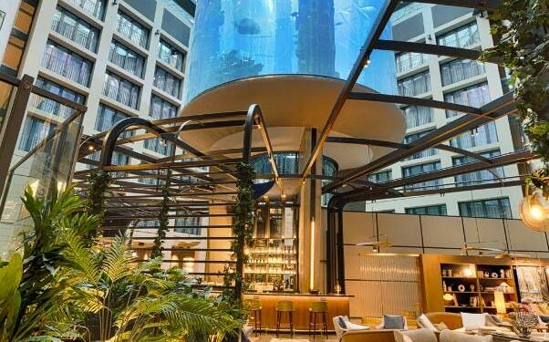 Así es el impresionante hotel en el que ha reventado el AquaDom, el acuario cilíndrico más grande del mundo