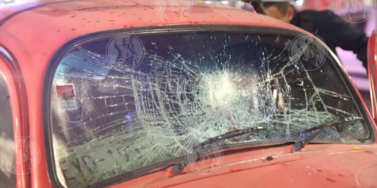 Atropella auto a vendedor de flores y le causa fracturas