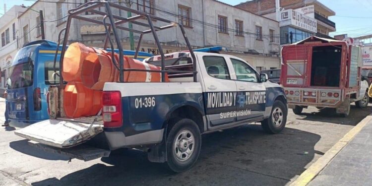 Aumento de tránsito, así como falta de semáforos y cultura vial, satura crucero en Tulancingo