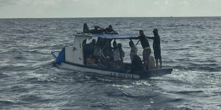 Balseros cubanos llegan a Florida en bote con motor ruso