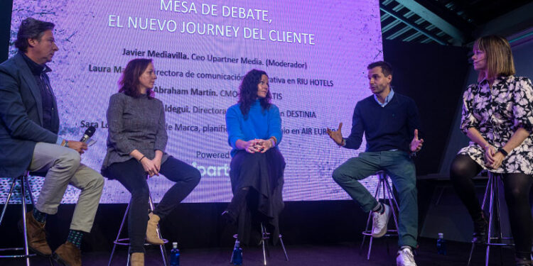 (De izq. a der.) Javier Mediavialla, CEO de Upartner Media y patrocinador de la mesa redonda 1, con Sara Losa, directora de marca, planificación y patrocinio de Air Europa; Laura Malone, jefa de comunicación corporativa de RIU Hotels & Resorts; Abraham Martín, CMO de Civitatis; y Beatriz Oficialdegui, directora de marketing de Destinia