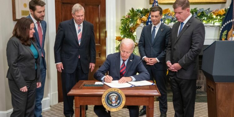 biden-huelga-ferroviaria-ley-efe