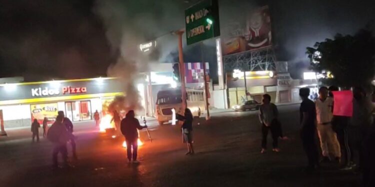 Bloquean vecinos de San Antonio de la Cal el crucero de la Experimental – Oaxaca MX