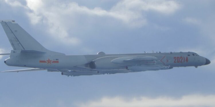 Bombarderos chinos H-6 simulan el hundimiento de portaaviones estadounidenses con misiles de crucero antibuque