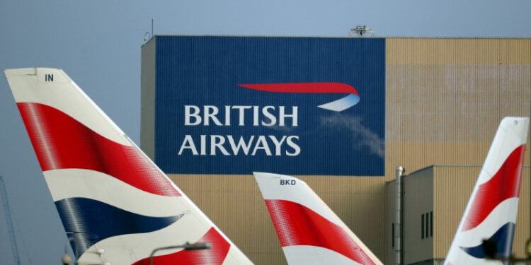 FOTO DE ARCHIVO. Logos de British Airways en las aletas de la cola en el aeropuerto de Heathrow en el oeste de Londres, Reino Unido. 23 de febrero de 2018. REUTERS/Hannah McKay