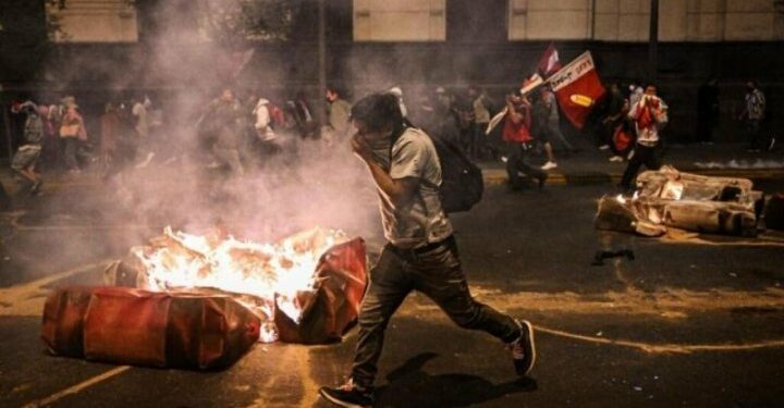 Cancillería llamó a evitar o posponer viajes a Perú "hasta que la situación se normalice"