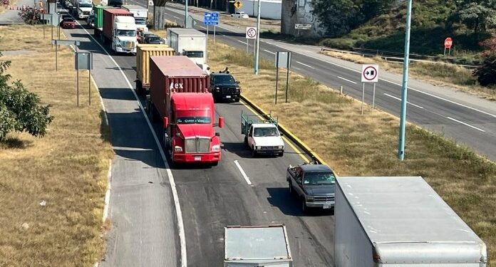 Caos vial en el crucero de Tecomán por obra de reparación de puente