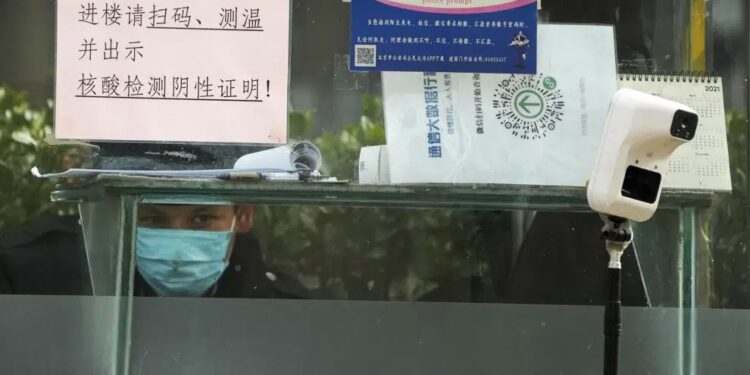 China promete eliminar parte del seguimiento de viajes en la flexibilización de la regla COVID