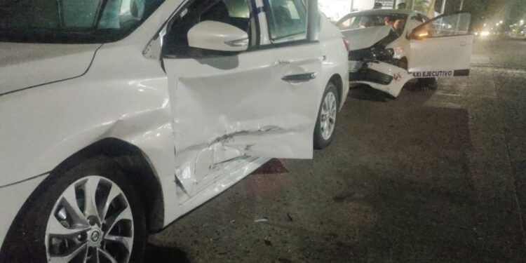 Choca taxi con un auto en crucero de Los Mochis, Sinaloa