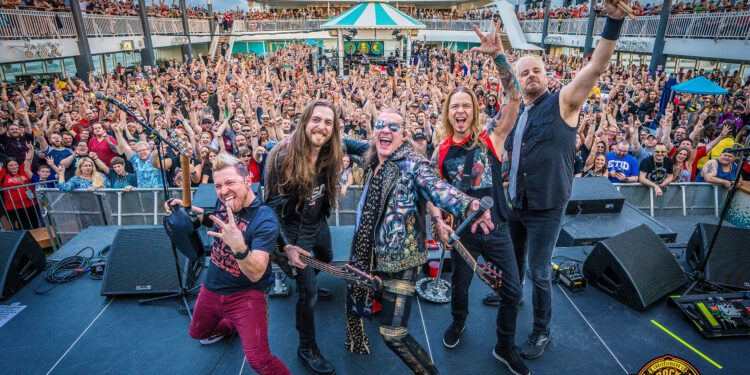 Chris Jericho y su banda Fozzy tocando en el Chris Jericho's Rock 'N' Wrestling Rager at Sea Cruise / Loudwire / Twitter.com/WillByington / Townsquare Media