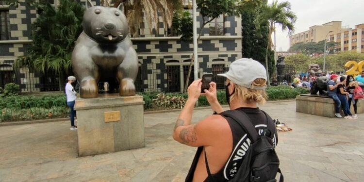 Turista fotografía la escultura del Perro en la Plaza Botero de Medellín Foto: Archivo Infobae.