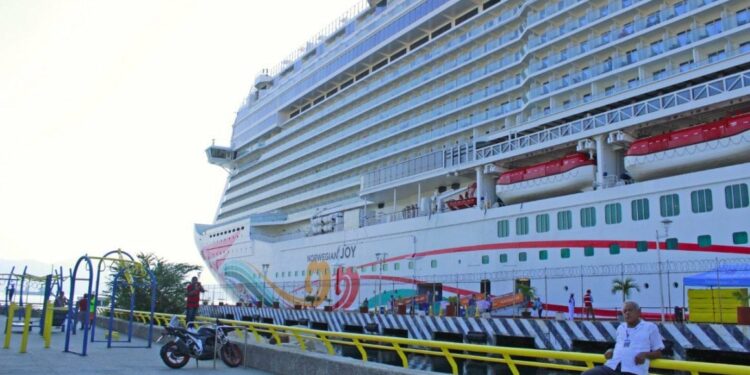 Con 4 mil 700 personas a bordo, ancla Norwegian Joy en Acapulco