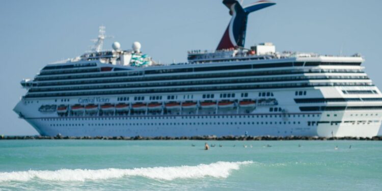 Crece polémica por suministro de combustible a cruceros en Panamá
