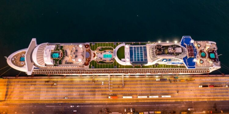 Crucero Sapphire Princess arriba a Puerto San Antonio