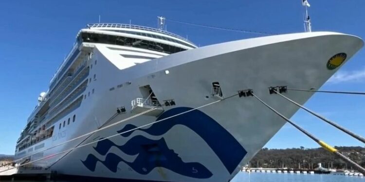 Crucero atraca en Sidney con 800 casos positivos de Covid