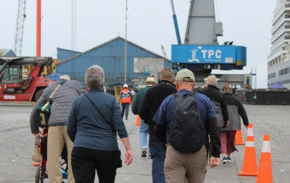 Crucero con más de 1.600 personas a bordo arriba a Puerto Coquimbo