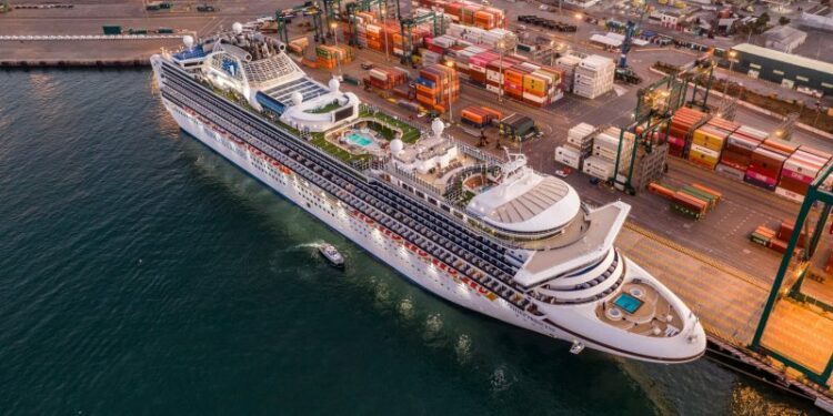 Crucero con más de 2 mil pasajeros arriba a Puerto San Antonio