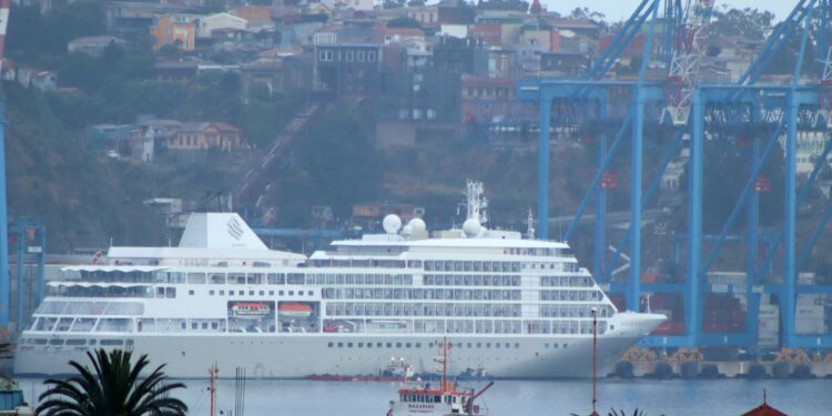 Crucero de Silversea Cruises arriba al Terminal Pacífico Sur