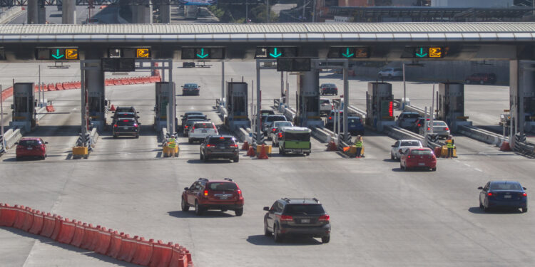 Afluencia vehicular en la salida de turistas en la autopista México-Cuernavaca, en el marco de las vacaciones decembrinas. (ISAAC ESQUIVEL /CUARTOSCURO.COM)