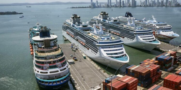 Cuatro cruceros con más de 8.000 turistas llegaron a Cartagena