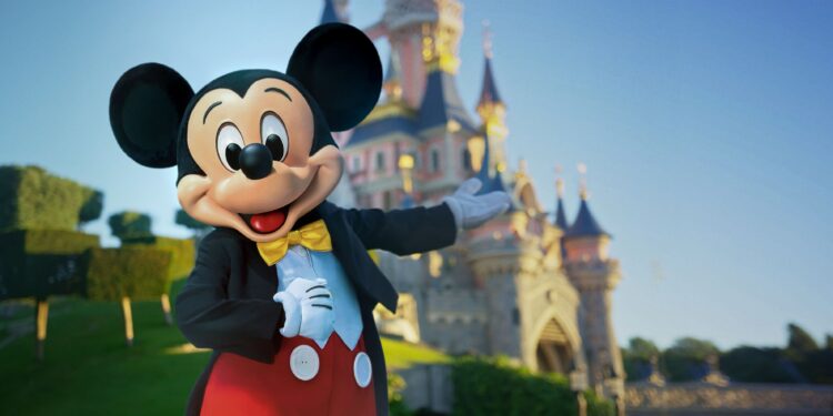 La estadounidense Ashley Craft, que trabajó varios años en los parques de diversiones de Disney, escribió un recetario no oficial que recrea la propuesta gastronómica de The Walt Disney Company para que cualquiera la pueda hacer de manera casera: desde batidos intergalácticos de Star Wars hasta bebidas heladas de Frozen.