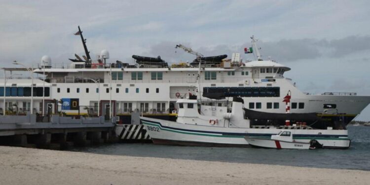 De visita por BCS barco de National Geographic - El Sudcaliforniano