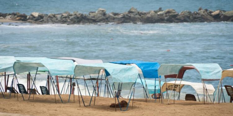 Playas de Vargas en temporada de carnaval Feriado Gato Negro La Guaira pasaje precios comidas empanadas dólar El Diario by José Daniel Ramos