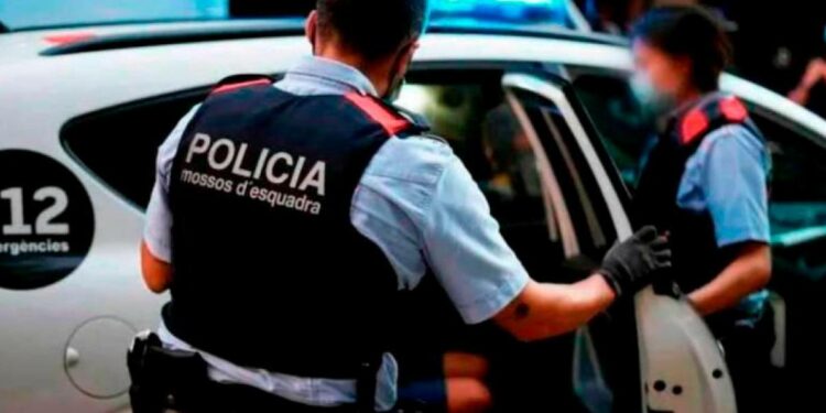 Detenido un ladrón en TGN tras robar en un piso y forzar un local en apenas unos minutos