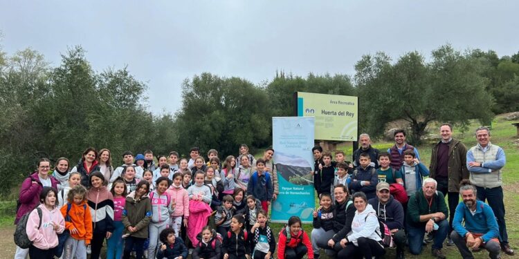 Pérez (2º dcha., de pie), con los escolares en el Parque Natural Sierra de Hornachuelos