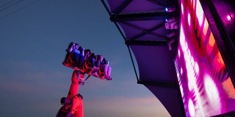 En Robotron los viajeros seleccionan previamente a subirse, lo que quieren escuchar mientras literalmente vuelan por los aires.