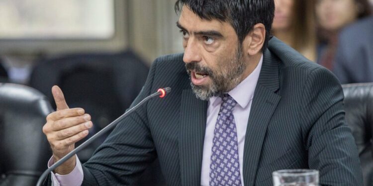 El espejo en la Gestapo antisindical bonaerense: "Una cosa es saber o suponer, otra ver y escuchar”  | Definiciones del diputado Tailhade sobre los chats de Lago Escondido