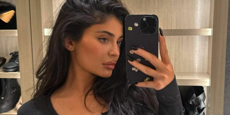 El look "oso polar" que usó Kylie Jenner para salir de compras por Aspen