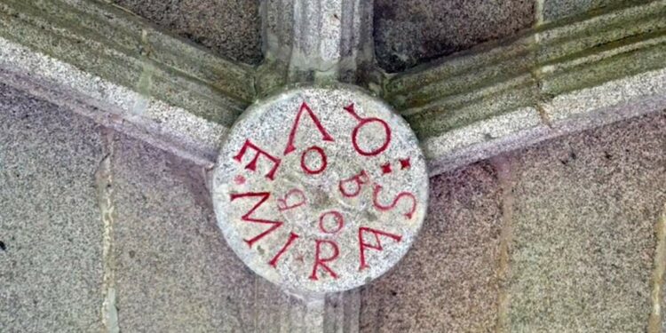 El monasterio con un "Qué miras, bobo" tallado