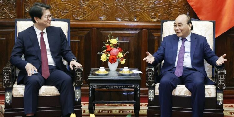 El director ejecutivo de la Agencia de Noticias Yonhap, Seong Ghi-hong (izda.), habla con el presidente vietnamita, Nguyen Xuan Phuc, el 14 de diciembre de 2022, en el palacio presidencial, en Hanói.