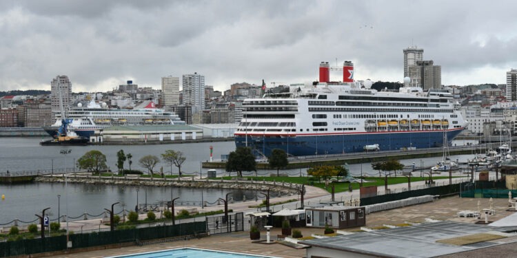 El ‘Borealis’ y ‘Balmoral’, los dos últimos cruceros que visitan A Coruña en un año histórico