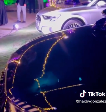 Empleada muestra lujosa rifa, con carros Audi del año y viajes