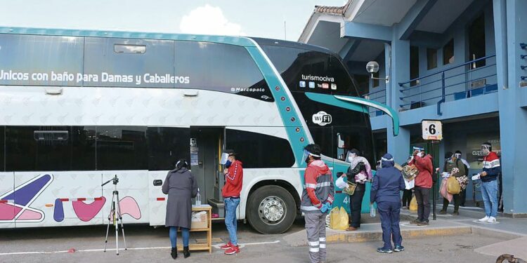 Empresas de transporte interprovincial suspenden viajes al sur del país ante bloqueos de protestantes | Sociedad