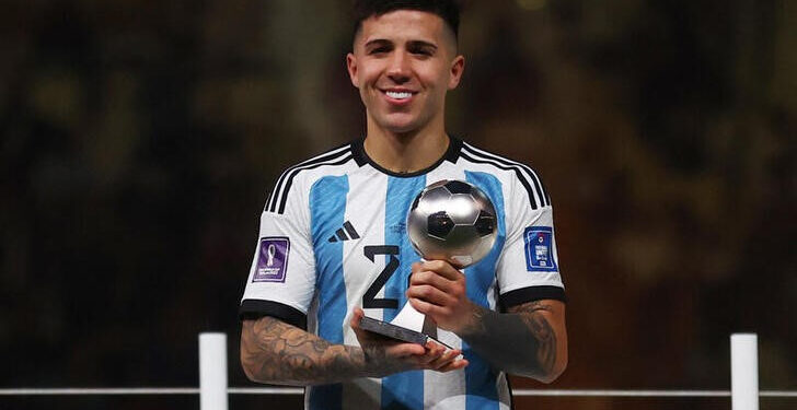 El volante Enzo Fernández posando con el premio al Mejor Jugador Joven del Mundial. Foto: REUTERS/Carl Recine