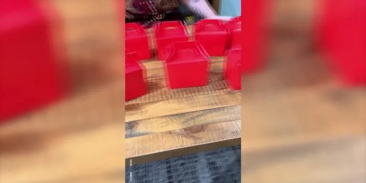 Esta chica decide su destino de viaje al azar con un sorteo muy especial