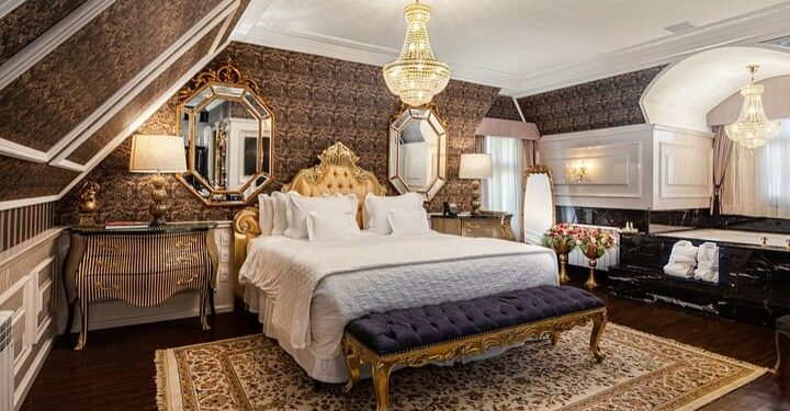 Hotel Colline de France cuenta con una sofisticada decoración. Muebles tallados a mano y detalles en dorado. Foto TripAdvisor.