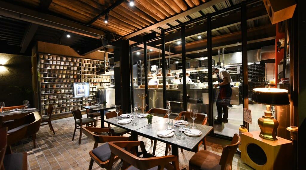 Imagen de una de las salas del resturante El Chato, del chef Álvaro Clavijo. Foto: resturante El Chato