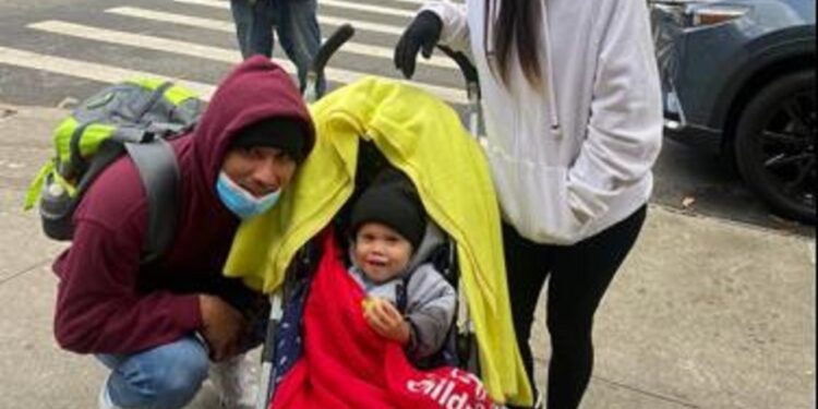 La familia está a la espera de recibir su carta de residencia, requisito indispensable para tener un empleo y generar ingresos.