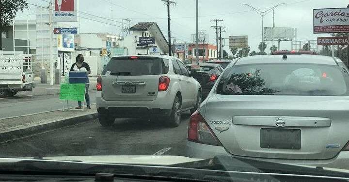 Familias de migrantes llenan cruceros pidiendo dinero – Contacto