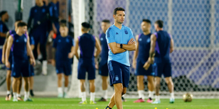 Scaloni durante un entrenamiento de Argentina | Reuters