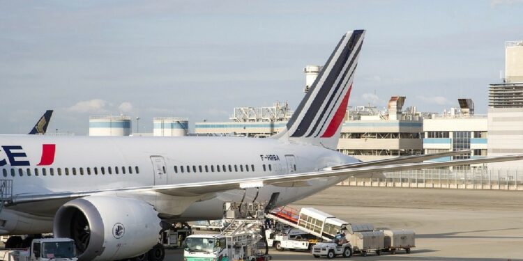 Francia prohíbe vuelos cortos; viajes deberán hacerse en tren