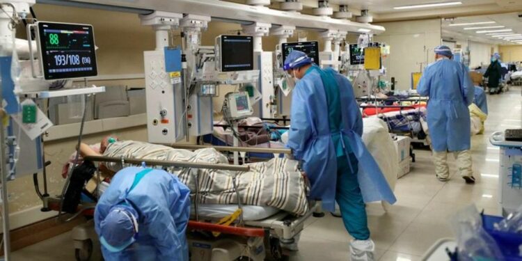 Funerarias y hospitales chinos, "extremadamente ocupados" ante la propagación del COVID